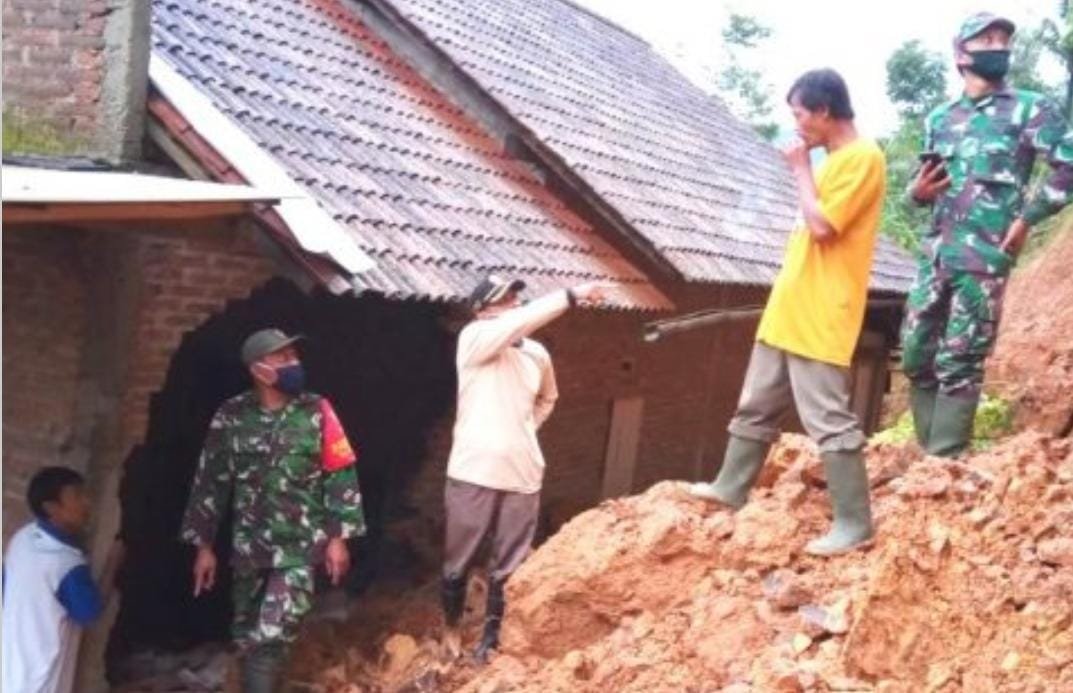 Dapur Rata dengan Tanah! Hujan Deras di Pacitan Picu Longsor, Warga Diimbau Waspada