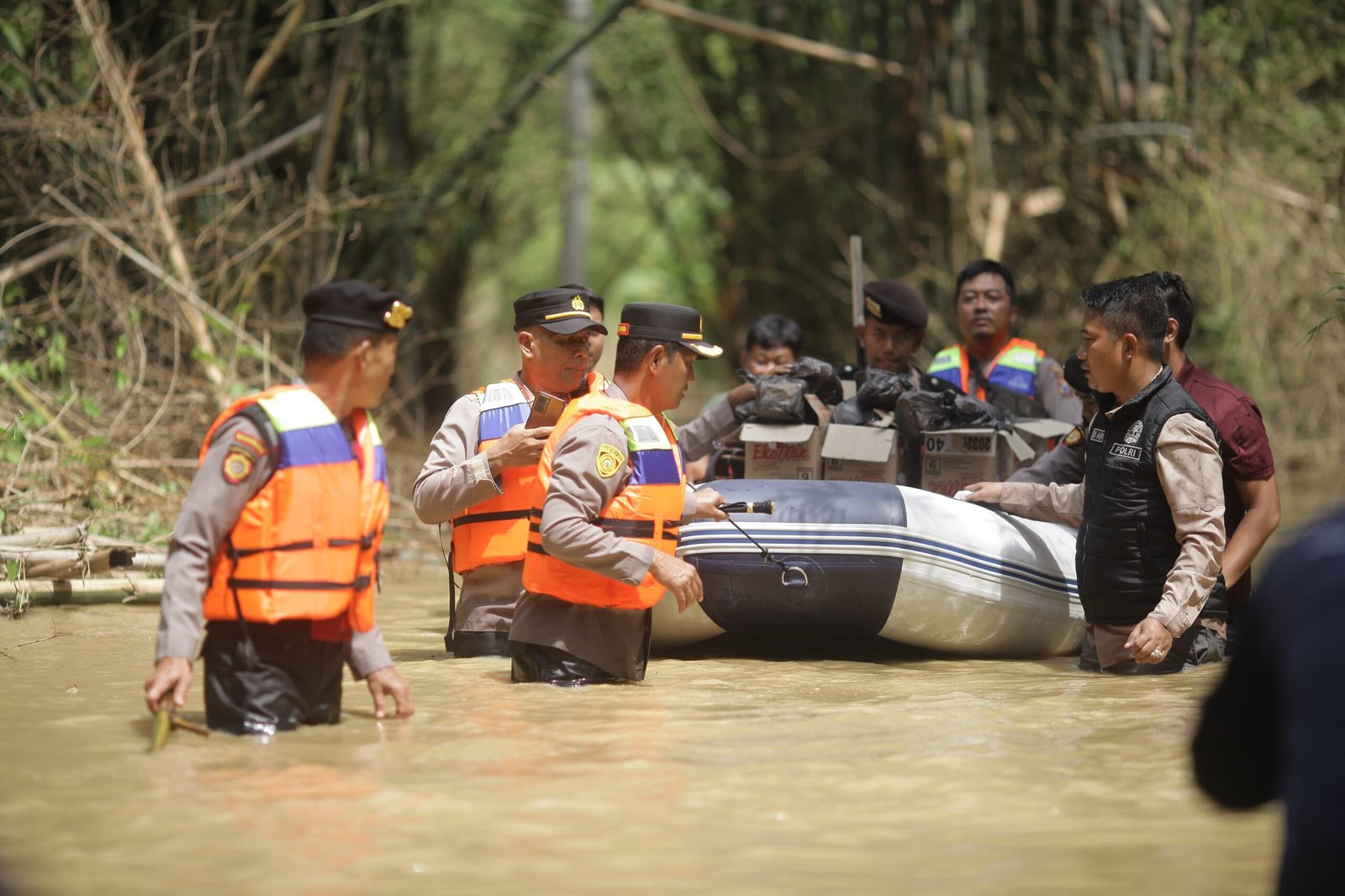 Luapan Sungai Kamuning Rendam Lima Desa, Kapolres Sampang  Pimpin Langsung Penanganan Darurat