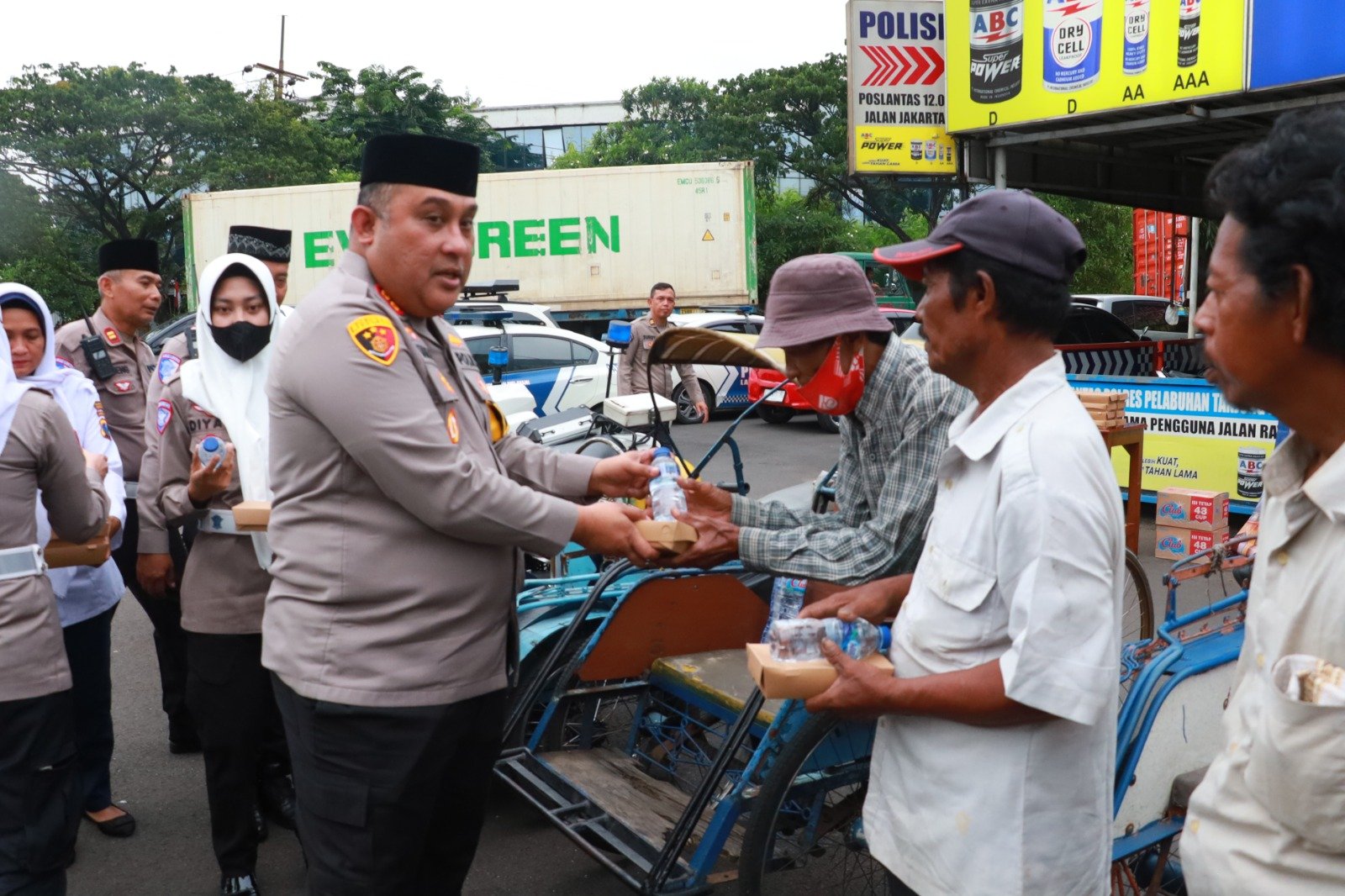 Polres Pelabuhan Tanjung Perak Bagikan 200 Takjil: Wujud Kepedulian dan Kedekatan dengan Masyarakat