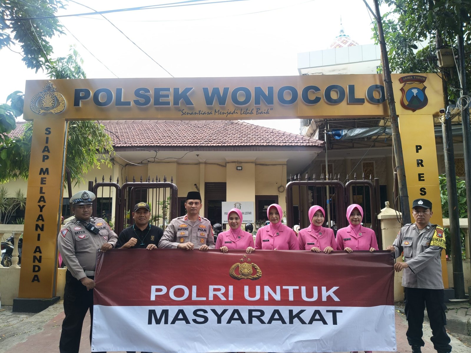 Peduli Sesama di Bulan Suci, Polsek Wonocolo dan Bhayangkari Ranting Wonocolo Berbagi Takjil di Surabaya