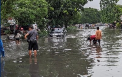 Curah Hujan Yang Sangat Tinggi Akibatkan Beberapa Titik di Surabaya Tergenang