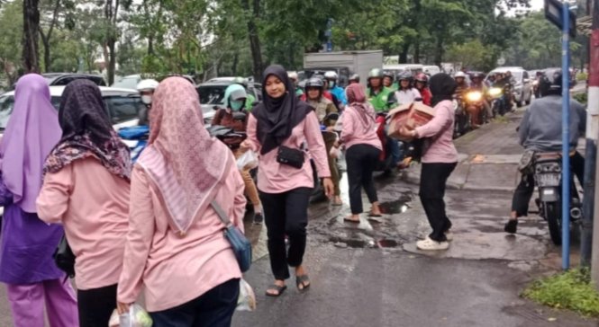 KSH Sumber Mulyo Bubutan Tebar Kebaikan, 300 Paket Takjil Dibagikan di Jalan Dupak