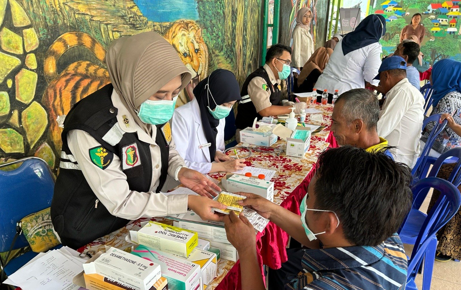 Peduli Sehat di Kampung Warna-Warni: Polresta Malang Kota Gandeng Komunitas Gelar Layanan Medis Gratis