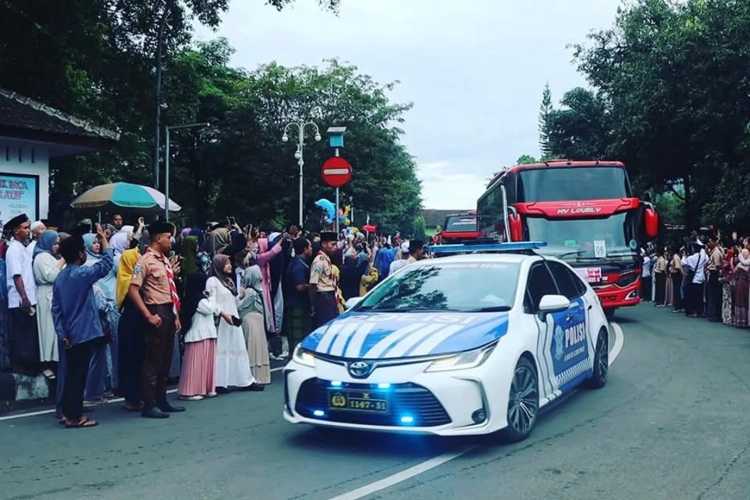 Perjalanan Suci: Polres Trenggalek Jemaah Haji Trenggalek Kawal Keberangkatan Calon Jamaah Haji Ke Surabaya