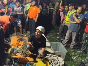 Polisi Sigap Polres Ngawi Lakukan Evakuasi Lansia di Sumur Galian di Paron