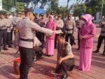 Dua Anggota Polres Gresik Raih Kenaikan Pangkat Pengabdian: Penghargaan untuk Loyalitas Tanpa Cela