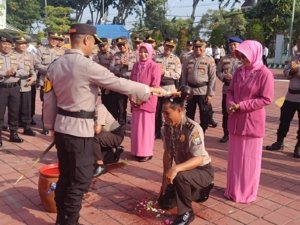 Dua Anggota Polres Gresik Raih Kenaikan Pangkat Pengabdian: Penghargaan untuk Loyalitas Tanpa Cela