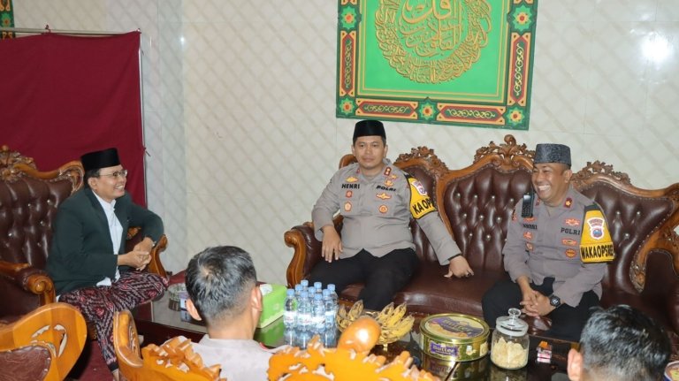 Rangkul Ulama, Jaga Harmoni: Kapolres Nganjuk Sambangi Tiga Ponpes di Tanjunganom