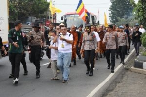 Langkah Damai Menuju Borobudur: Kapolres Semarang Turun Langsung Kawal Bhiksu Thudong