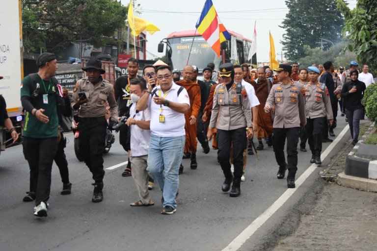 Langkah Damai Menuju Borobudur: Kapolres Semarang Turun Langsung Kawal Bhiksu Thudong