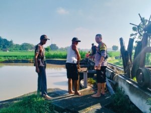 Saluran Air Dibuka, Harapan Petani Mengalir Kembali: Sinergi Polisi dan Warga Jogomerto Pulihkan Sawah Terendam